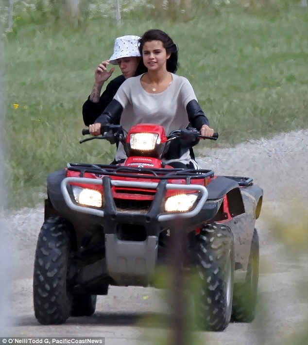 
	
	Những hình ảnh thân mật của Selena và Justin tại Canada.